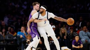 Mavs’ Anthony Davis Outshined by Doncic and Reaves in L.A. Return
